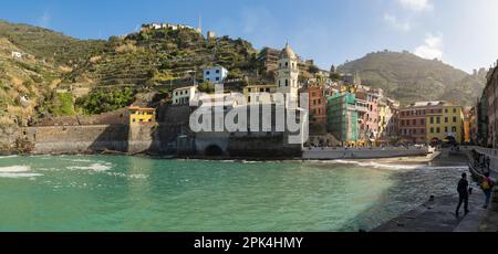 Wunderschöne Aussicht auf Vernazza. Eines von fünf berühmten bunten Dörfern im Cinque Terre Nationalpark in Italien, zwischen Meer und Land auf steilen Klippen Stockfoto