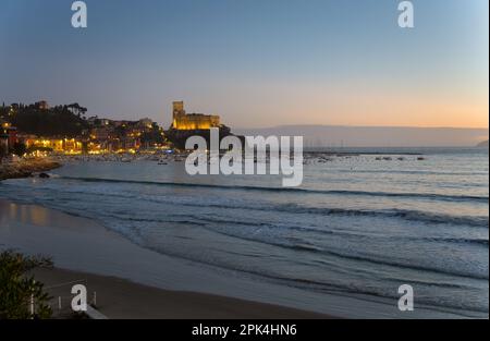 Panoramablick auf die Stadt Lerici an der ligurischen Küste Italiens, Europa. Schloss Lerici und Hafen von Lerici. Wunderschönes, farbenfrohes Stadtbild, traditionelles Italien Stockfoto
