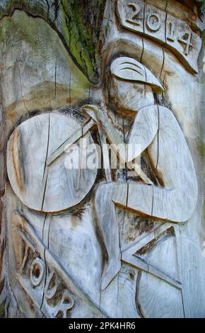 Kunstwerke der Kettensäge auf einem toten Baum, „Montpellier Quarter“, Harrogate graviert zur Feier der Grand Depart Tour de France (nahe der Ziellinie von Stage 1). Stockfoto