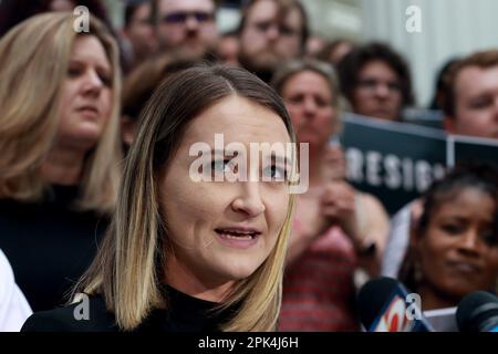 Raleigh, North Carolina, USA. 5. April 2023. ANDERSON CLAYTON, Vorsitzende der Demokratischen Partei von North Carolina, spricht während einer Pressekonferenz vor dem demokratischen Hauptquartier in Raleigh und fordert Rep. Tricia Cotham zum Rücktritt auf, nachdem sie die Parteien gewechselt hat, wodurch den Republikanern in beiden Kammern des Staatsgesetzgebers eine absolute Supermehrheit verliehen wird. (Kreditbild: © Bob Karp/ZUMA Press Wire) NUR REDAKTIONELLE VERWENDUNG! Nicht für den kommerziellen GEBRAUCH! Stockfoto