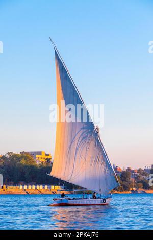Felukken Auf Dem Nil Bei Sonnenuntergang, Luxor, Ägypten, Nordostafrika Stockfoto