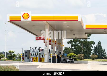 Shell-Tankstelle in einem ländlichen Standort in Südafrika, die ein Auto zeigt, das auf dem Vorplatz mit Benzin betankt wird Stockfoto