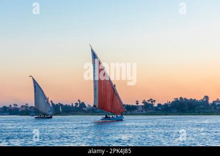 Felukken Auf Dem Nil Bei Sonnenuntergang, Luxor, Ägypten, Nordostafrika Stockfoto