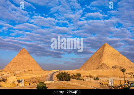 Die große Sphinx von Gizeh und die Pyramide von Chephren und die große Pyramide, Gizeh, Ägypten, Nordostafrika Stockfoto