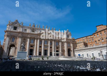 Ist eine katholische Basilika in St. Der Petersplatz im Vatikanstaat ist ein Meisterwerk der italienischen Kunst und eines der Symbole von Rom Stockfoto