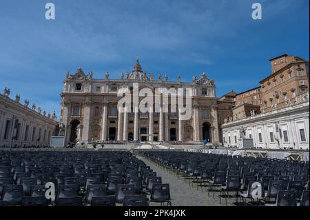 Ist eine katholische Basilika in St. Der Petersplatz im Vatikanstaat ist ein Meisterwerk der italienischen Kunst und eines der Symbole von Rom Stockfoto