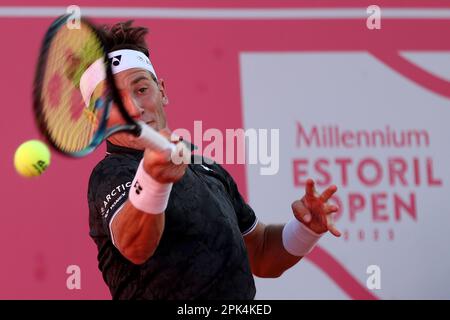 Cascais, Portugal. 5. April 2023. Casper Ruud aus Norwegen tritt am 5. April 2023 im Clube de Tenis do Estoril in Cascais, Portugal, während des Singles-Wettkampfs für Männer beim Millennium Estoril Open ATP 250 Tennis-Turnier gegen Joao Sousa aus Portugal an. (Kreditbild: © Pedro Fiuza/ZUMA Press Wire) NUR REDAKTIONELLE VERWENDUNG! Nicht für den kommerziellen GEBRAUCH! Stockfoto