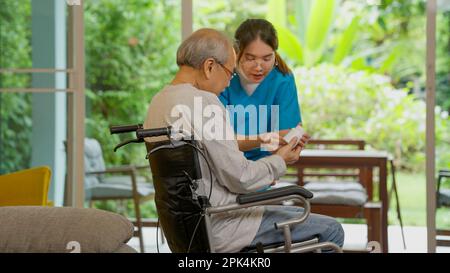Seniorensprechstunde mit Arzt oder Krankenschwester im Pflegeheim Stockfoto