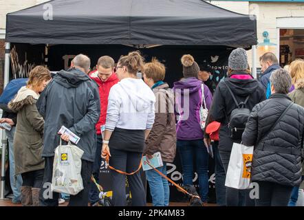 Leute mischen sich beim Framlingham Sausage Festival 2019 Stockfoto