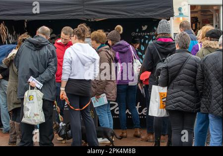 Leute mischen sich beim Framlingham Sausage Festival 2019 Stockfoto