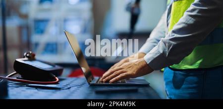 Programmierung des Robotercontrollers, Programmierung der Roboterarme in der Fabrikindustrie Stockfoto