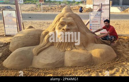 Pushkar, Rajasthan, Indien, 5. April 2023: Eine Sandkunst von Lord Hanuman, geschaffen vom Sandkünstler Ajay Rawat anlässlich von Hanuman Jayanti (Geburtstagsfeier) in Puschkar. Kredit: Sumit Saraswat/Alamy Live News Stockfoto