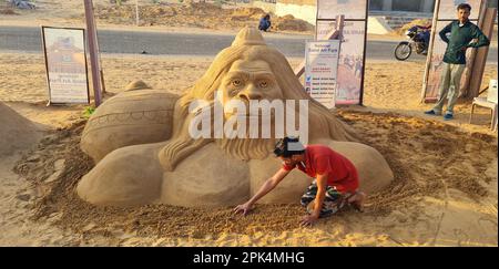 Pushkar, Rajasthan, Indien, 5. April 2023: Eine Sandkunst von Lord Hanuman, geschaffen vom Sandkünstler Ajay Rawat anlässlich von Hanuman Jayanti (Geburtstagsfeier) in Puschkar. Kredit: Sumit Saraswat/Alamy Live News Stockfoto