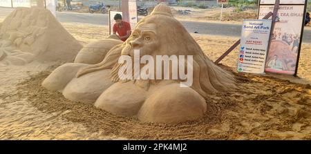 Pushkar, Rajasthan, Indien, 5. April 2023: Eine Sandkunst von Lord Hanuman, geschaffen vom Sandkünstler Ajay Rawat anlässlich von Hanuman Jayanti (Geburtstagsfeier) in Puschkar. Kredit: Sumit Saraswat/Alamy Live News Stockfoto