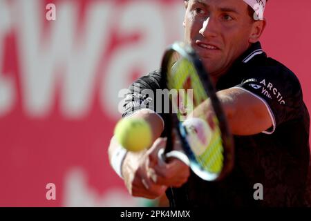 Cascais, Portugal. 5. April 2023. Casper Ruud aus Norwegen tritt am 5. April 2023 im Clube de Tenis do Estoril in Cascais, Portugal, während des Singles-Wettkampfs für Männer beim Millennium Estoril Open ATP 250 Tennis-Turnier gegen Joao Sousa aus Portugal an. (Kreditbild: © Pedro Fiuza/ZUMA Press Wire) NUR REDAKTIONELLE VERWENDUNG! Nicht für den kommerziellen GEBRAUCH! Stockfoto