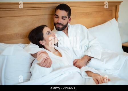Ein Vielseitiges Paar In Love, Das Im Bett Im Haus Liegt Stockfoto