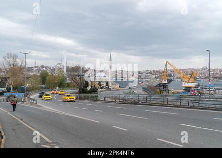 Istanbul, Türkei - 11. Dezember 2022: Blick auf die Straße von Istanbul mit Atatürk-Brücke. Stockfoto