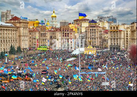 Kiew, Ukraine - 1. Dezember 2013: Streik auf dem Unabhängigkeitsplatz in Kiew für die Assoziierung der Ukraine mit der Europäischen Union, für Demokratie. Treffen Stockfoto