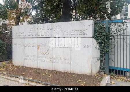 Istanbul, Türkei - 11. Dezember 2022: Mimar Sinan Fine Art University. Stockfoto