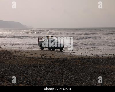 Ein RNLI-Branding Mitsubishi L200 am Widemouth Bay Beach, Cornwall, während Storm Ophelia, 15. Oktober 2017 Stockfoto