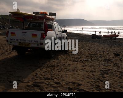 Ein RNLI-Branding Mitsubishi L200 am Widemouth Bay Beach, Cornwall, während Storm Ophelia, 15. Oktober 2017 Stockfoto