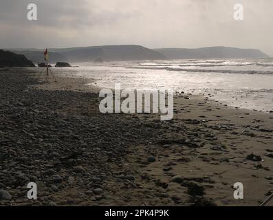 Sicher zum Schwimmen und Surfbretter und Kajaks Fahnen flattern im Wind am Widemouth Bay Beach, Cornwall, während Storm Ophelia, 15. Oktober 2017 Stockfoto