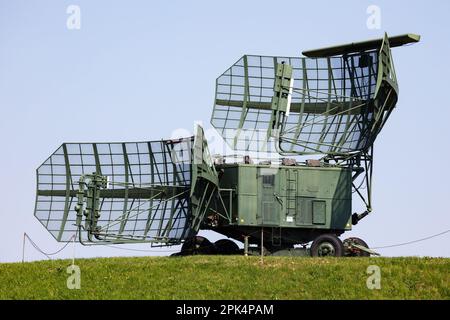 Sowjetische und russische Militärradarstation mit Antenne. Luftverteidigung. Moderne Armeeindustrie. Stockfoto