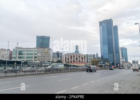 Istanbul, Türkei - 11. Dezember 2022: Blick auf die Straße mit Tat Twin Towers, eines der höchsten Gebäude in der Türkei. Stockfoto