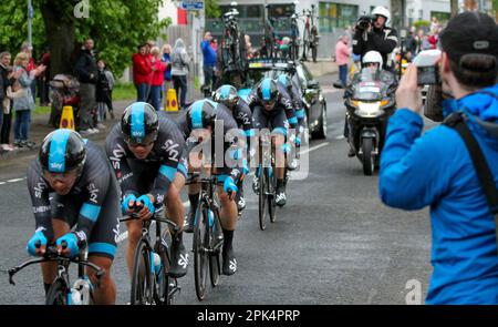 09. Mai 2014 - Giro D'Italia 2014 - Stage 1 - Alle Augen auf das Pro-Cycle-Team Team Team Sky auf der Straße beim heutigen Team-Time-Prozess in Belfast, Nordirland. Als Zugführer (L-R) Sebastian Henao, Edvald Boasson Hagen und Ben Swift. Stockfoto