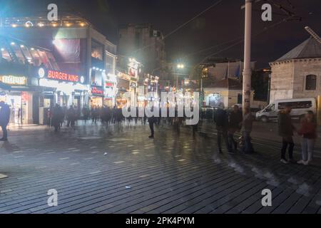 Istanbul, Türkei - 11. Dezember 2022: Nachtsicht auf die Istiklal Avenue vom Taksim-Platz. Die beliebteste Touristenstraße in Istanbul. Stockfoto