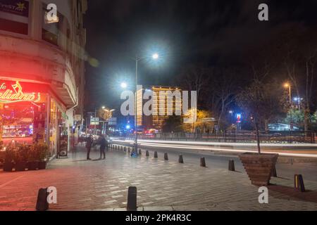 Istanbul, Türkei - 11. Dezember 2022: Straßenblick in Istanbul bei Nacht. Stockfoto