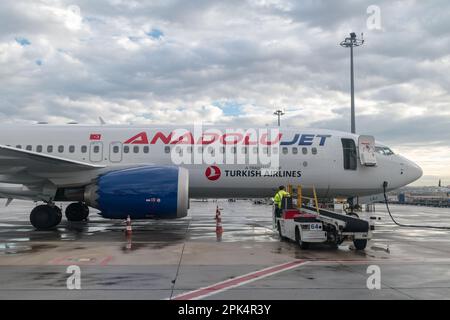 Istanbul, Türkei - 12. Dezember 2022: Flugzeug von AnadoluJet, Teil von Turkish Airlines. Stockfoto