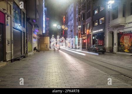 Istanbul, Türkei - 10. Dezember 2022: Nachtsicht auf die Istiklal Avenue (Independence Avenue), eine der beliebtesten Touristenattraktionen in Istanbul. Stockfoto