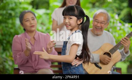 Ein glückliches Kind, das mit seinem Lieblingslied glücklich tanzt Stockfoto
