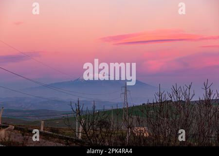 Sonnenuntergang über der Insel Sizilien mit Blick auf den Vulkan Ätna am rosa Himmel Stockfoto
