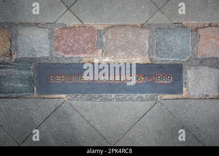 Markierungen und Plakate auf dem Boden, die zeigen, wo die Berliner Mauer stand - Berlin, Deutschland Stockfoto