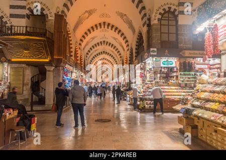 Istanbul, Türkei - 10. Dezember 2022: Gewürzbasar, Ägyptischer Basar oder Misir Carsisi. Stockfoto