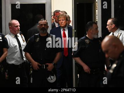 New York, Usa. 04. April 2023. Der ehemalige Präsident Donald Trump verlässt den Obersten Gerichtshof in der 100 Centre Street, um nach einer Anklage der Geschworenen in New York City am Dienstag, den 4. April 2023, vor Gericht zu stehen. Donald Trump wurde am Donnerstag von einer Grand Jury in Manhattan in über 30 Fällen angeklagt, die mit Geschäftsbetrug zusammenhängen. Staatsanwalt Alvin Bragg untersucht den ehemaligen Präsidenten in Verbindung mit seiner angeblichen Rolle in einem geheimen Geldzahlungssystem und einer Vertuschung mit dem erwachsenen Filmstar Stormy Daniels. Foto: Louis Lanzano/UPI Credit: UPI/Alamy Live News Stockfoto