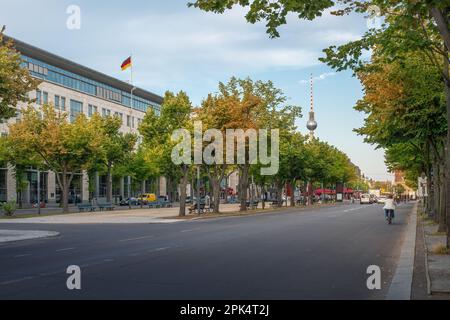 Unter den Linden Boulevard mit Fernsehturm - Berlin Stockfoto