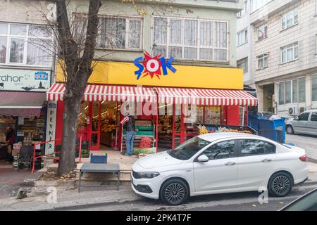 Istanbul, Türkei - 10. Dezember 2022: Sok Supermarkt in Istanbul. Stockfoto