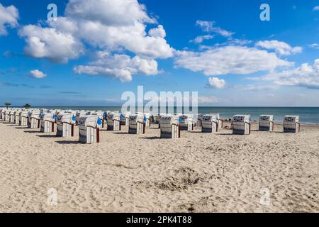 Groemitz, Deutschland - 05. April 2023: Am Strand von Groemitz in Norddeutschland bei sonnigem Wetter Stockfoto