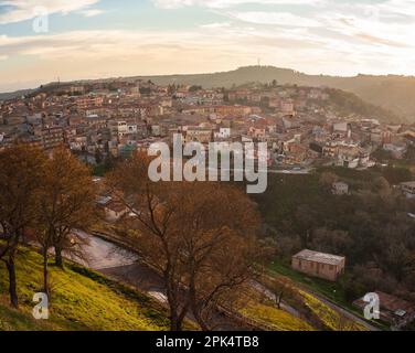 Draufsicht auf die kleine Stadt Aidone in der Provinz Enna in Sizilien, Italien, Europa Stockfoto