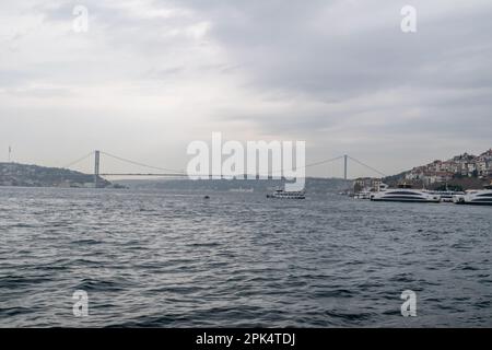 Istanbul, Türkei - 10. Dezember 2022: Bosporus-Straße mit Märtyrerbrücke am 15. Juli im Hintergrund. Stockfoto