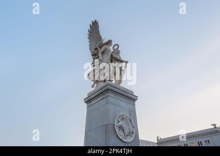 Nike krönt die Heldenskulptur auf der Schlossbrücke in Berlin Stockfoto