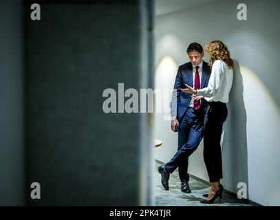 DEN HAAG - Sophie Hermans (VVD) und Jan Paternotte (D66) während der Debatte im Repräsentantenhaus über die Ergebnisse der Wahlen zum Provinzrat. ANP REMKO DE WAAL niederlande raus - belgien raus Stockfoto