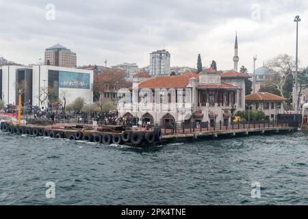 Istanbul, Türkei - 10. Dezember 2022: Besiktas Iskelesi. Stockfoto