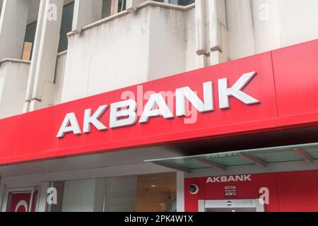 Istanbul, Türkei - 10. Dezember 2022: Logo und Zeichen von Akbank, einer der größten Banken in der Türkei. Stockfoto