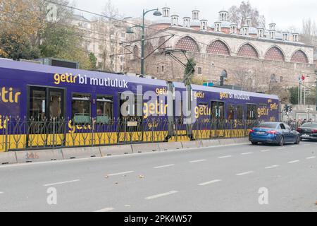 Istanbul, Türkei - 10. Dezember 2022: Straßenbahn des öffentlichen Nahverkehrs in Istanbul. Stockfoto
