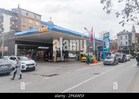 Istanbul, Türkei - 10. Dezember 2022: Opet-Tankstelle. Stockfoto