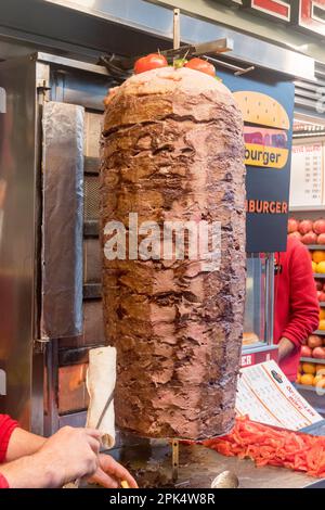 Istanbul, Türkei - 11. Dezember 2022: Fleisch für Kabab in türkischem Fast Food-Restaurant. Stockfoto
